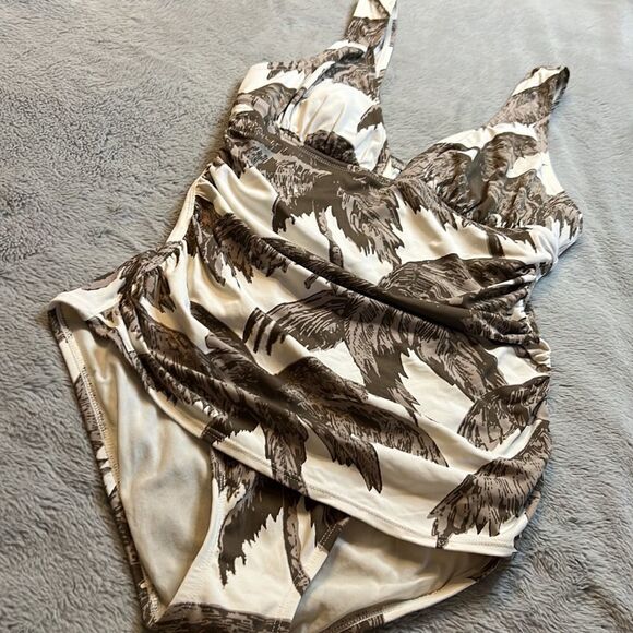 Tommy Bahama Brown & Cream Tropical Print Ruched One Piece Swimsuit - Size 6 - Picture 1 of 13